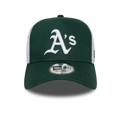 Gorra de camionero verde con múltiples parches de los Oakland Athletics