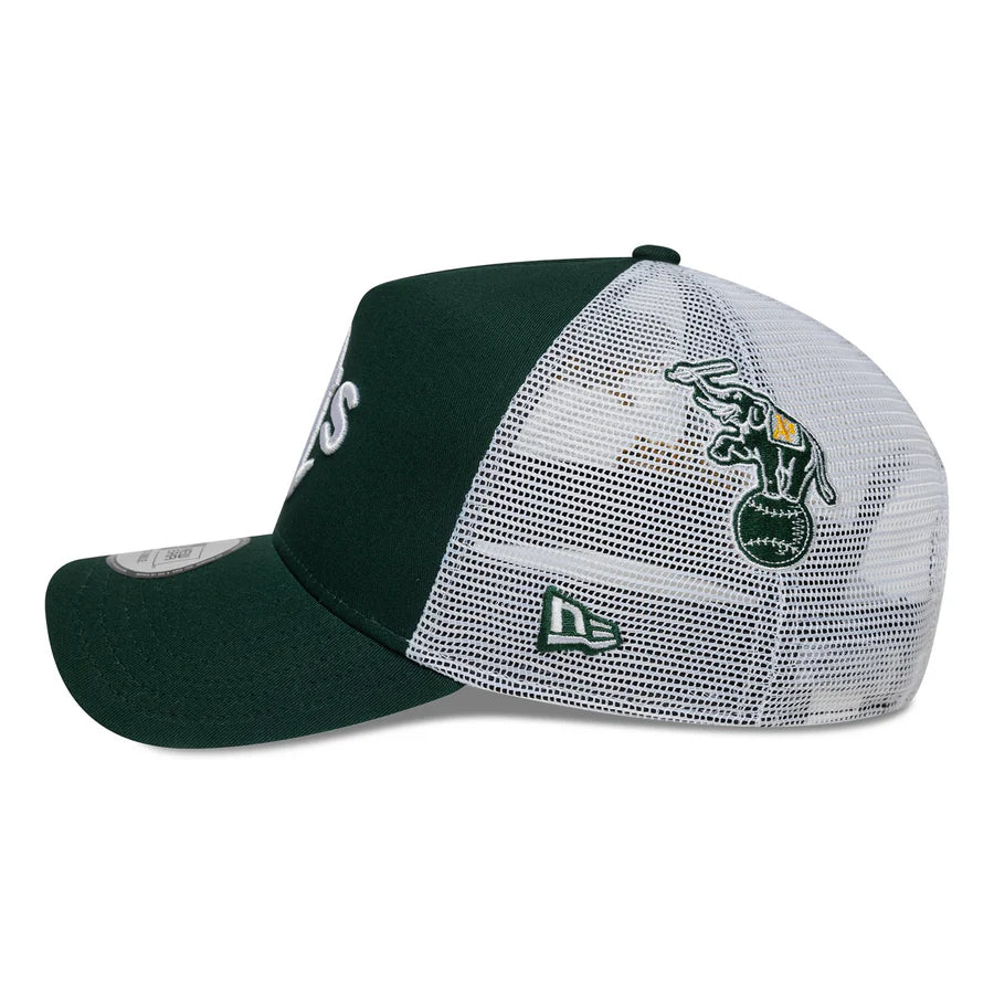 Gorra de camionero verde con múltiples parches de los Oakland Athletics