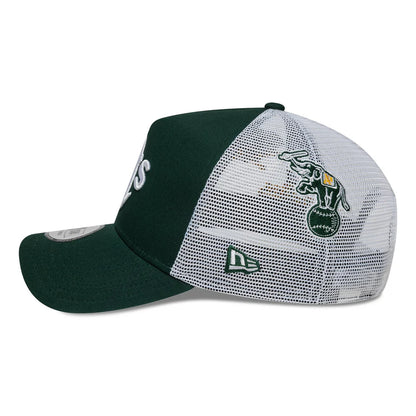 Gorra de camionero verde con múltiples parches de los Oakland Athletics