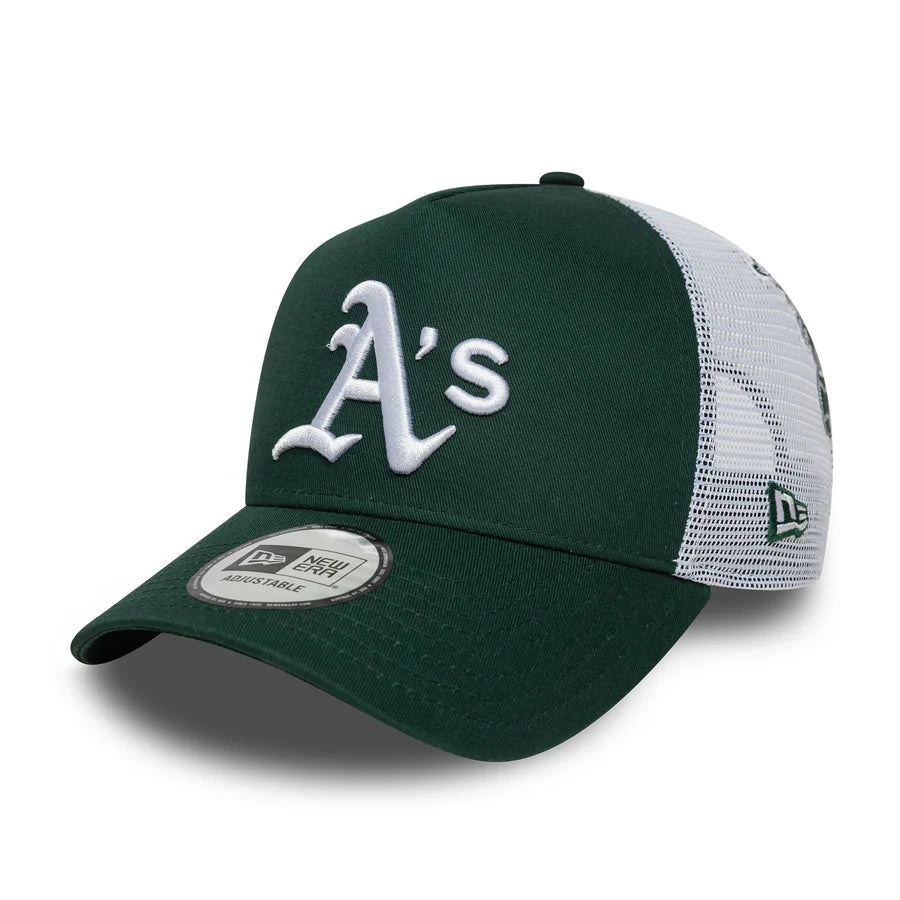Gorra de camionero verde con múltiples parches de los Oakland Athletics