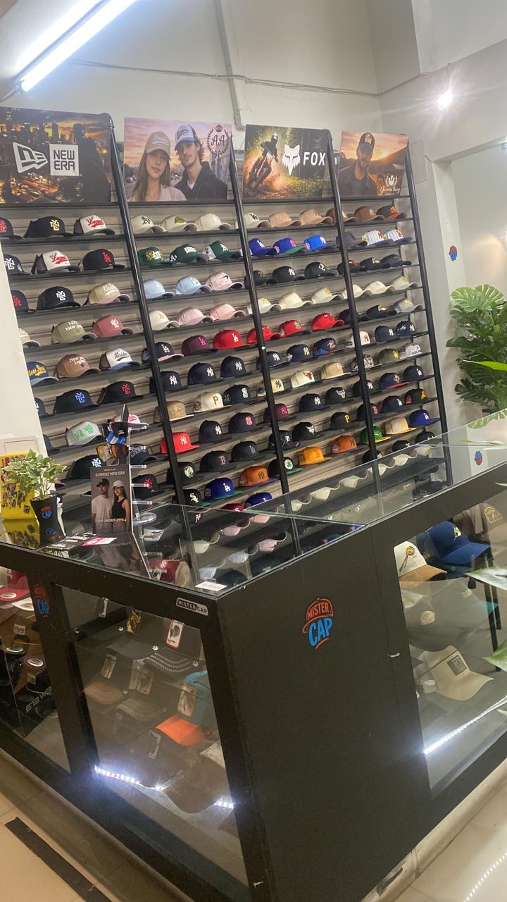 Muro de gorras New Era en tienda Mister Cap